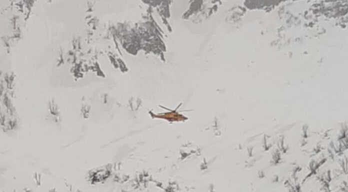 Precipita nei pressi del Lago di Sasso, due ragazzi sentono le urla e chiamano i soccorsi Elisoccorso di Como impegnato nell'intervento al Lago di Sasso