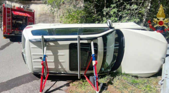 Auto si ribalta a Laorca, intervento dei Vigili del Fuoco Laorca incidente via Paolo VI