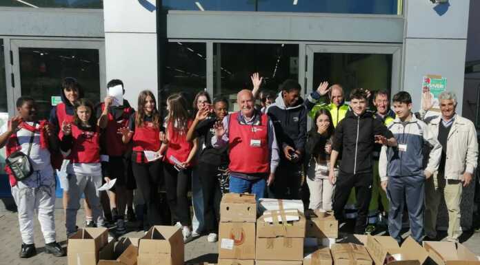 Raccolta Caritas: gli studenti travolgono Calolzio con un’ondata di solidarietà Raccolta_cibo_caritas_Calolzio_scuole_medie_202404023