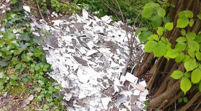 Scarica piastrelle nei boschi di Mandello, rintracciato il responsabile Scarica piastrelle mandello boschi somana