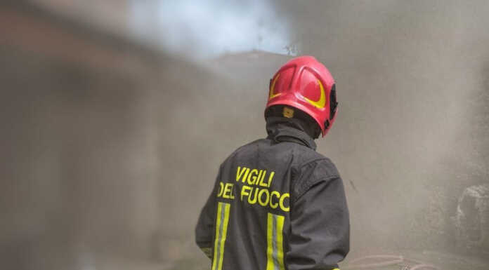 Incendio tetto a Molteno, intervento dei Vigili del Fuoco Vigili del Fuoco Incendio