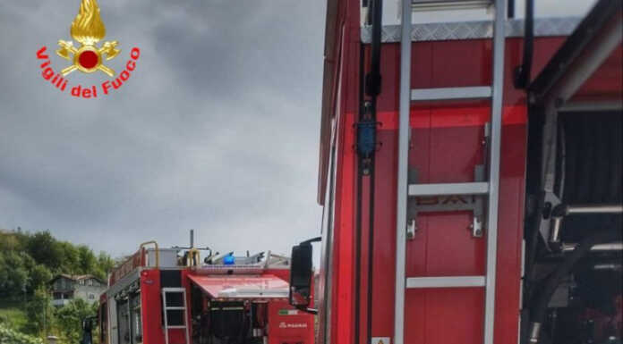 Maggianico. Camion incastrato nel sottopasso della stazione, VVF al lavoro Vigili del Fuoco incendio