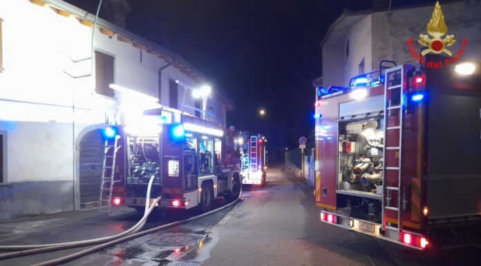 Incendio di un edificio, Vigili del Fuoco di Merate al lavoro nella notte Vigili del fuoco Villa d'Adda