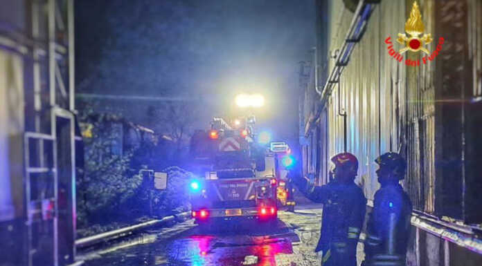 Principio di incendio in una azienda, serata di lavoro per i Vigili del Fuoco Vigili del fuoco a Sirone