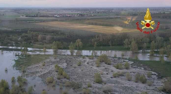 In 10 bloccati su un isolotto in mezzo al Po salvati dai Vigili del Fuoco Vigili_del_Fuoco_isolotto_po_20240401