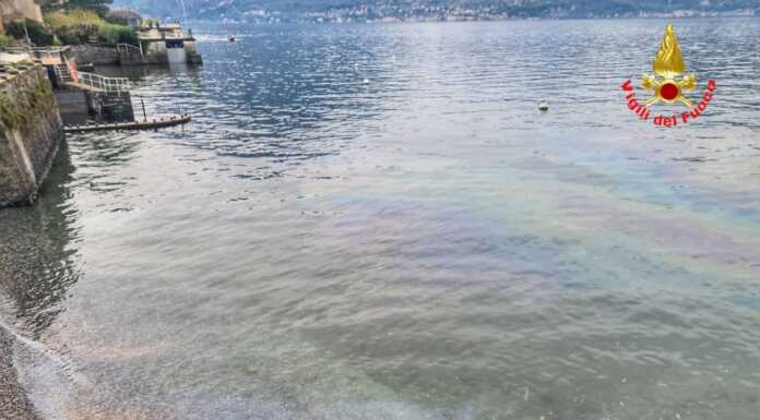 Sversamento di idrocarburi nel lago: intervengono i vigili del fuoco
