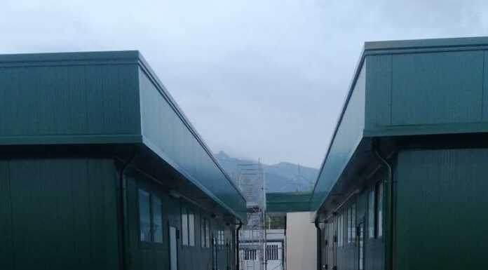 Bione. Spogliatoio e pista indoor, polemiche sul cantiere: “In ritardo e indecoroso” spogliatoi bione cantiere