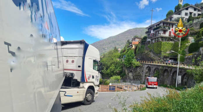 Bellano. Camion bloccato sulla SP 62, intervento dei pompieri Camion bloccato Sp 62 Vigili del Fuoco