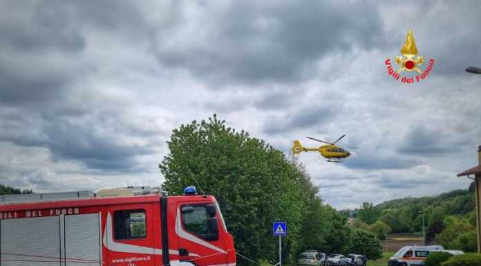Paura a La Valletta Brianza: auto in fiamme, soccorsi due giovani incendio auto la valletta