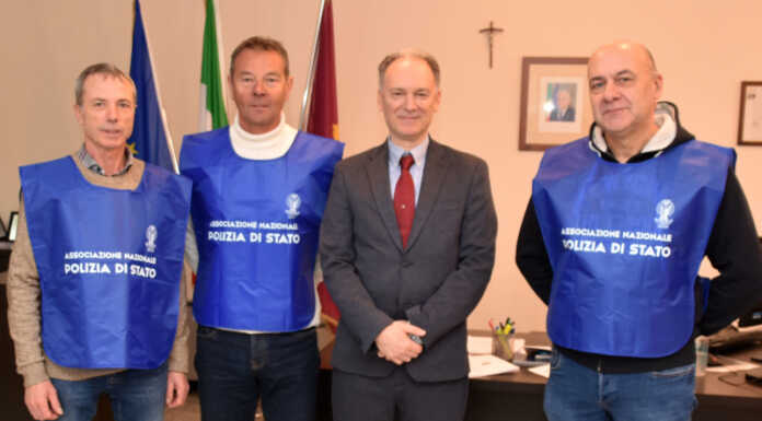 Passaporti, in Questura arrivano in supporto i poliziotti in pensione passaporti questura lecco