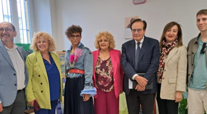 La Banca del Tempo Valmadrera ha ospitato la mostra di pittura su ceramica