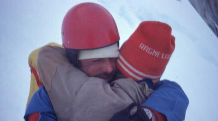 Nuovo Cinema Patagonia, stasera in programma “Torre del Vento” Abbraccio fra Casimiro Ferrari e Angelino Zoia 1974 (foto archivio Modisca)