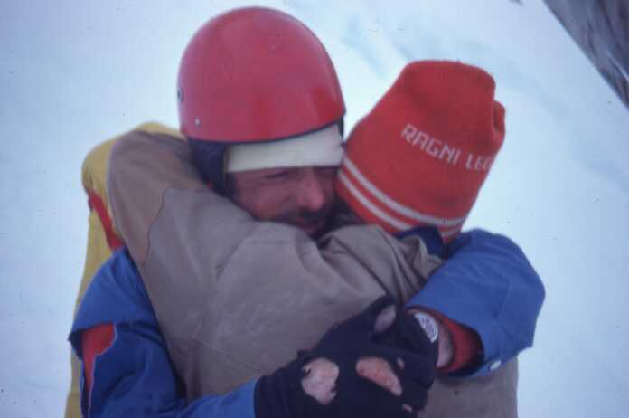Abbraccio fra Casimiro Ferrari e Angelino Zoia 1974 (foto archivio Modisca)