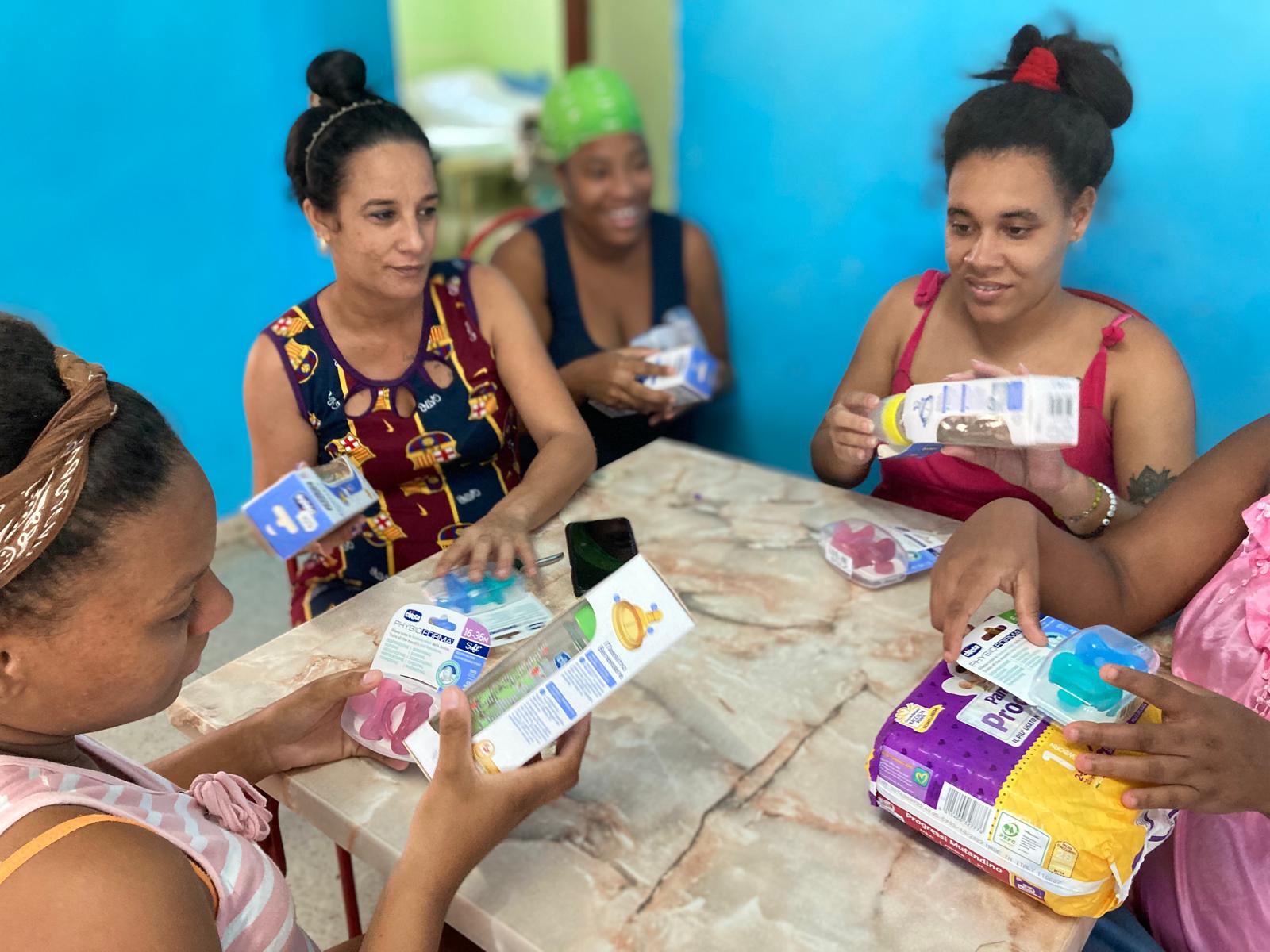 Consegna di medicinali ad alcune donne cubane 