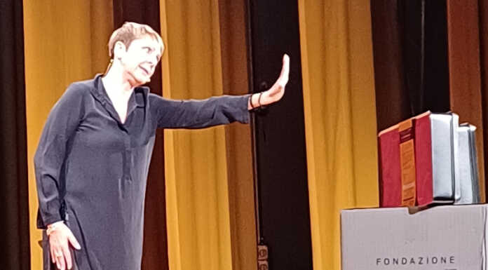 Ad Airuno una serata di solidarietà e risate: Telethon con Debora Villa Debora Villa Airuno