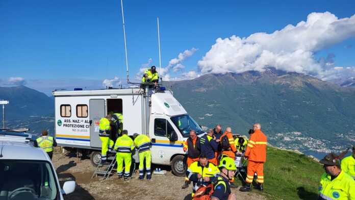 Esercitazione protezione civile alpini 2024 ) Mezzi e uomini della squadra Telecomunicazioni della Protezione civile degli alpini