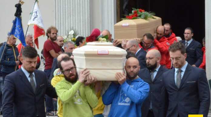 Una folla per Maxi e Vale: l’addio ai due alpinisti che hanno lasciato un segno profondo Funerale_Massimo_Ratti_Valentino_Alquà_20240524