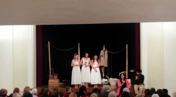 Mandello, lo spettacolo “InViolata” raccoglie gli applausi del teatro San Lorenzo