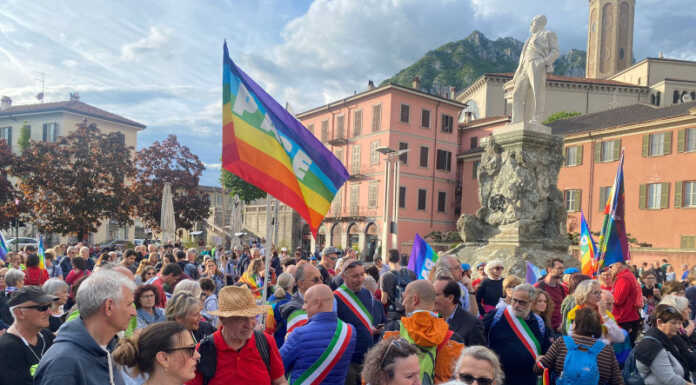 Lecco in marcia per la Pace, in tantissimi al corteo: “Non possiamo rimanere indifferenti”