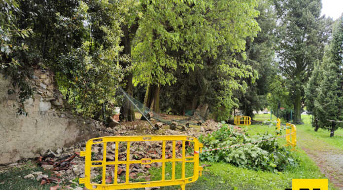 Merate, parco Belgioioso: crollata porzione di muro