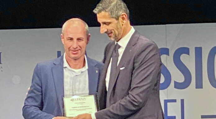 Le storiche Trafilerie di Malavedo premiate a Roma da Confapi Daniele Gianola riceve il premio dal presidente di Confapi Cristian Camisa