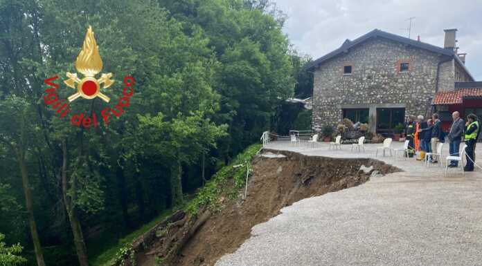 Maltempo, ad Albese con Cassano crolla un tratto di strada