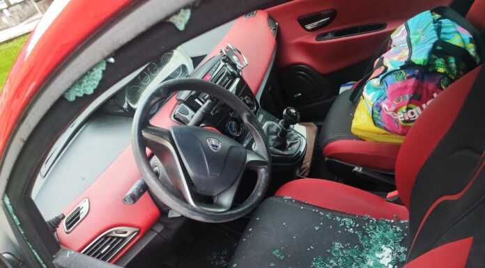 Vetro dell’auto rotto e borsa rubata, la vittima scrive al sindaco e al ladro
