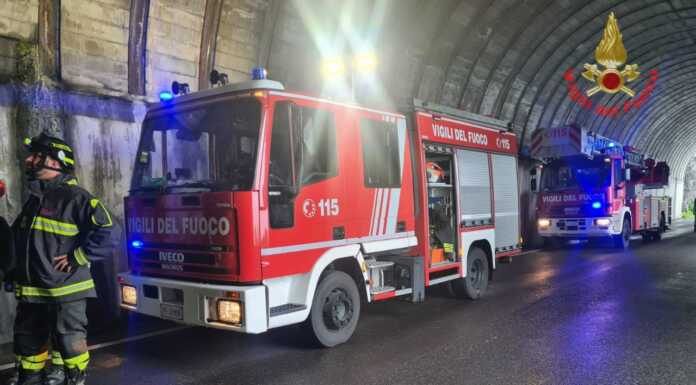 Perledo. Distacco di massi nella galleria Morcate, intervento dei Vigili del Fuoco caduta sassi galleria morcate perledo