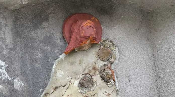 Lecco. Sfregiata la Madonna nella cappella votiva di Olate Cappella votiva Olate Lecco vandalismo