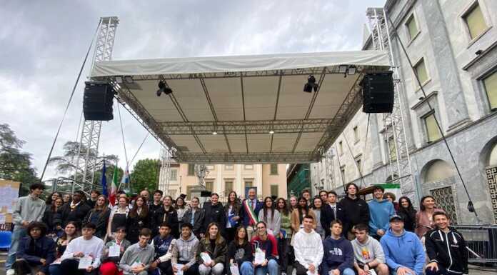 Festa dello Studente, la Costituzione a 111 neodiciottenni: “Andate a votare” festa dello studente consegna costituzioni lecco 2024