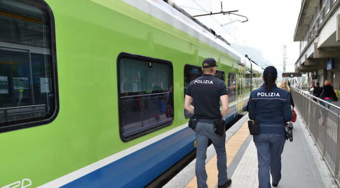 Rapina a bordo di un treno, ferito con un coltello per un giubbotto polfer polizia stazione controlli