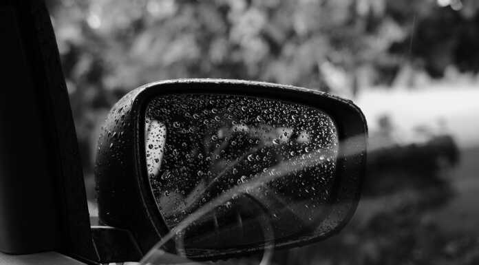 Truffa dello specchietto in viale Turati: segnalati alcuni casi, fate attenzione truffa specchietto auto pixabay