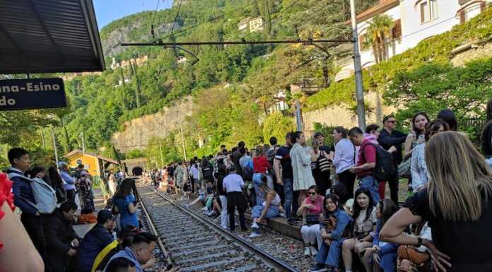 Stazione di Varenna: Azione presenta un’interrogazione parlamentare a Salvini varenna-stazione-turisti-assalto