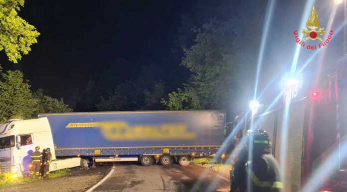 Bellano. Ancora un camion incastrato sulla Sp62, intervento dei Vigili del Fuoco vigili del fuoco camion incastrato bellano