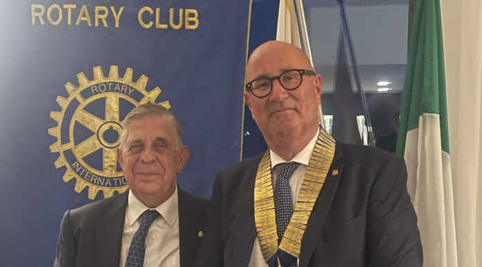 Luca Tentori è il nuovo presidente del Rotary Club Lecco A sinistra Francesco Locatelli presidente uscente, a destra Luca Tentori neopresidente