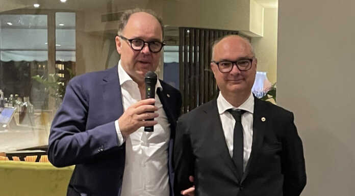 Giovanni Rigamonti nuovo presidente del Lions Club Lecco Host Antonio Brusadelli e Giovanni Rigamonti