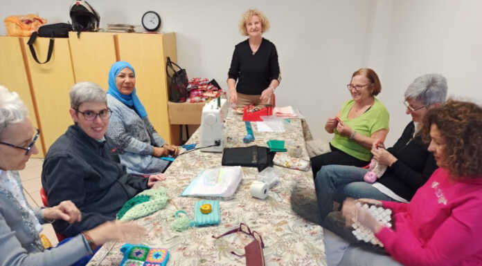 Ultimo incontro prima della pausa estiva per le sferruzzatrici della Banca del Tempo Banca del tempo Valmadrera