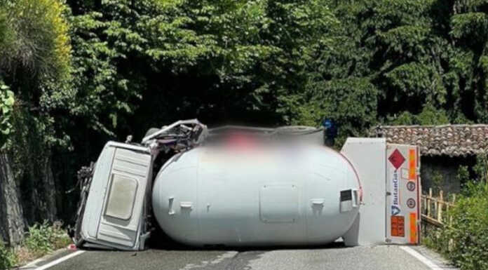 Autocisterna con sostanze pericolose ribaltata, chiusa la vecchia Lecco-Ballabio Camion ribaltato sulla vecchia lecco ballabio