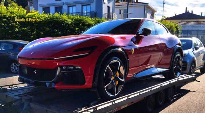 Sequestrata Ferrari da 400.000 euro per contrabbando al valico di Gaggiolo Finanza Ferrari sequestrata