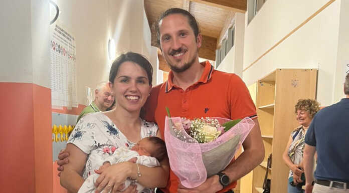 A Valgreghentino piena fiducia al sindaco Matteo Colombo Il sindaco Matteo Colombo con la moglie Elisa e la piccola Stella