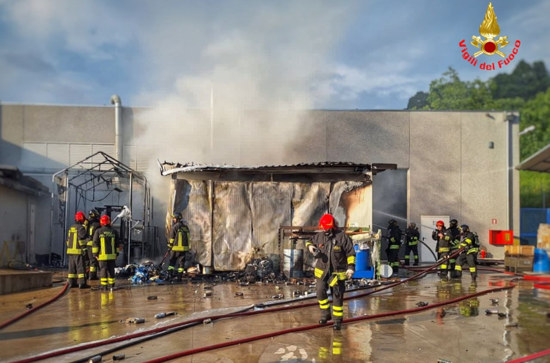 Incendio in una azienda a Dolzago