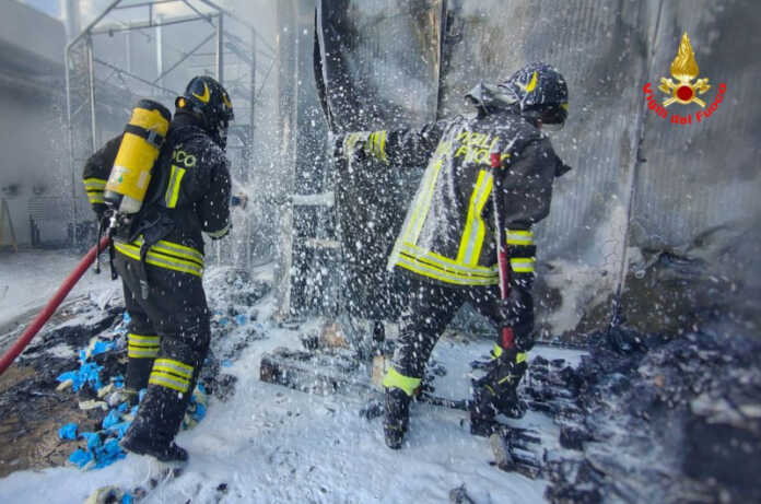 Incendio in una azienda a Dolzago