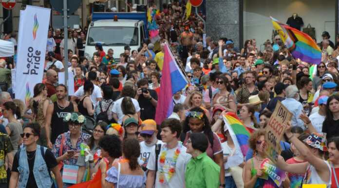 Il Lecco Pride cresce ancora, tantissimi in piazza: “Costruiamo insieme una Resistenza comune”
