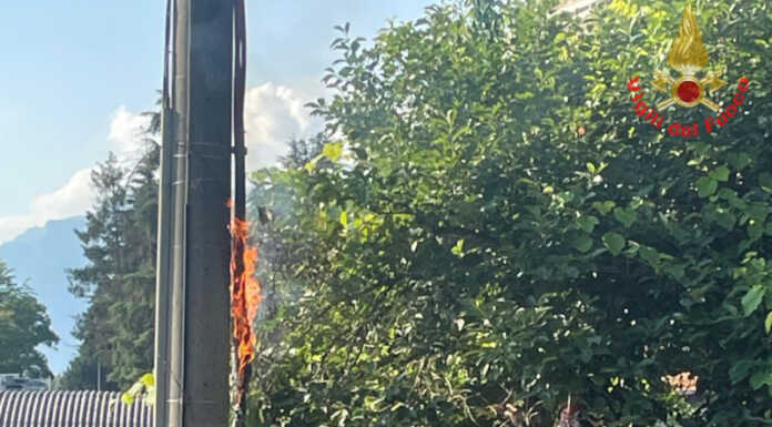 A fuoco una linea elettrica, intervento dei Vigili del Fuoco a Monte Marenzo Vigili del fuoco monte marenzo incendio linea elettrica