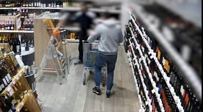 Rubavano bottiglie di champagne, i Carabinieri arrestano tre persone