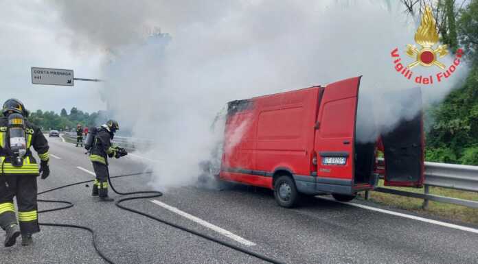 Furgone in fiamme lungo la Statale 36: traffico in tilt in direzione sud