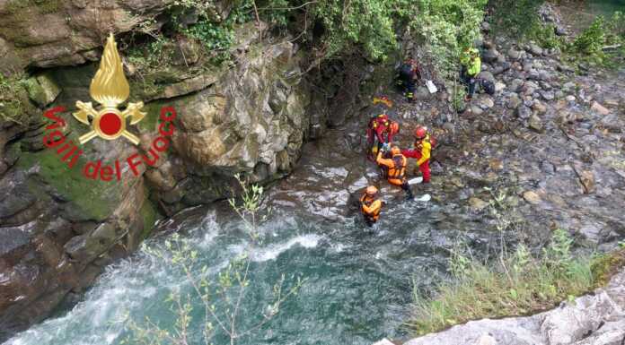 Ponte Lambro. Si tuffa nel fiume senza riemergere, morto 18enne