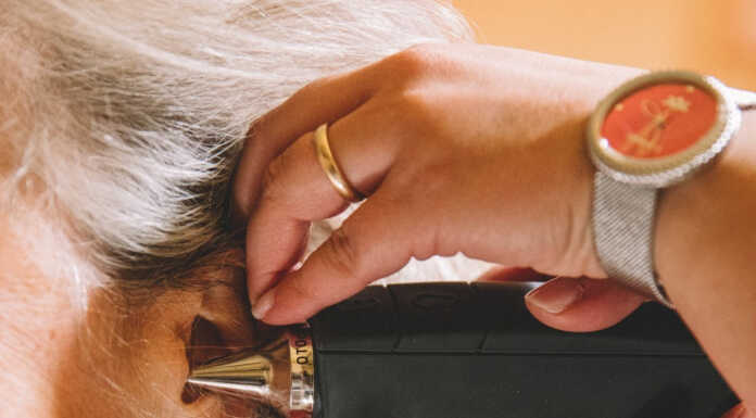 Presbiacusia: come affrontare la sordità legata all’invecchiamento anziana orecchio
