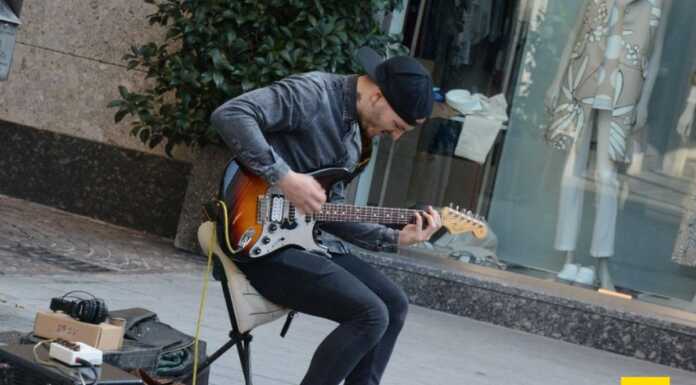 Varenna, artista di strada allontanato dalla Polizia Locale: “Così si viola la Costituzione” artisti di strada