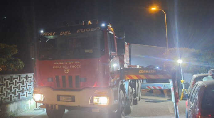 Camion incastrato a Verderio, lunga notte di lavoro per i Vigili del Fuoco camion bloccato a verderio